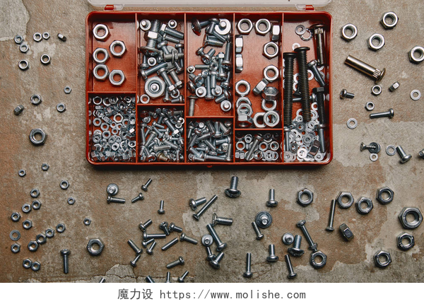 俯拍一个螺丝钉工具箱在旧背景上, 带螺栓和分散的钉子和螺丝的盒子的顶部视图 